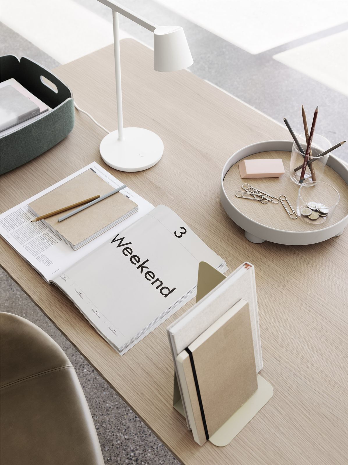 Fiber-base-table-oak-tip-restore-tray-corky-platform-compile-muuto-org_(150).jpg